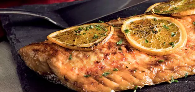 Filet de saumon rôti à l’orange sur lit d’orge pilaf