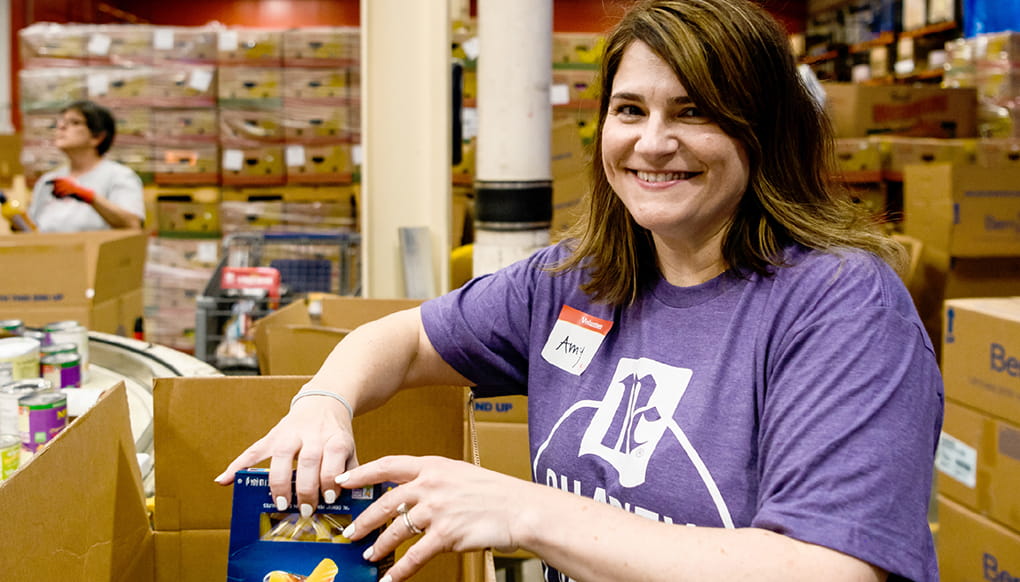 employee volunteering at food drive