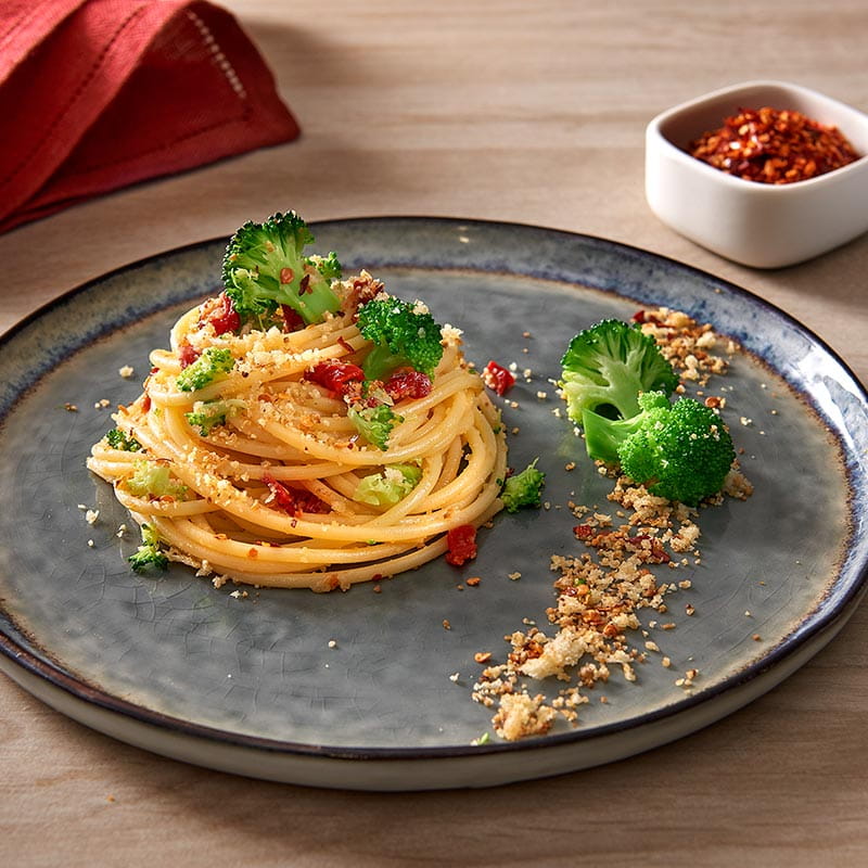 spaghettoni_con_pomodori_secchi_broccoli_peperoncino_extra_piccate_e_pane_croccante_800