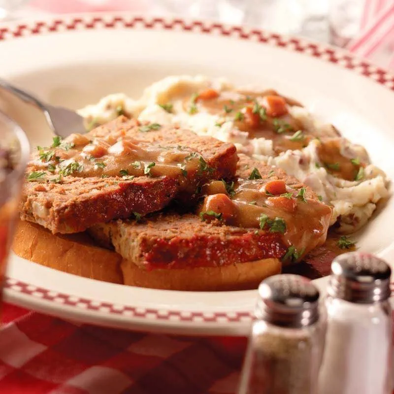 Вирізка яловича на пару під гарбузовим соусом з картопляним пюре і свіжим салатом