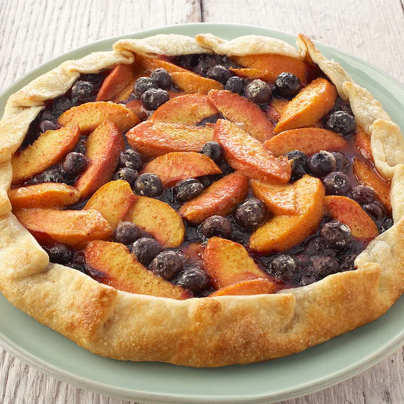 Літній фруктовий пиріг з чорницею та персиками