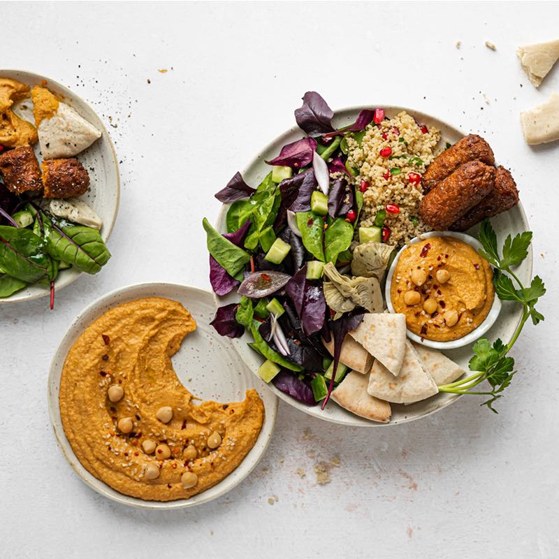 Mezze-Bowl mit Harissa-Hummus