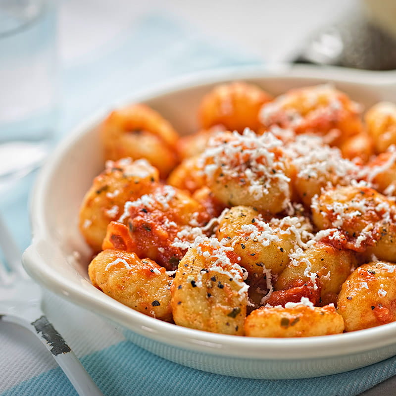 Hausgemachte Gnocchi mit scharfer Tomatensauce und Basilikum