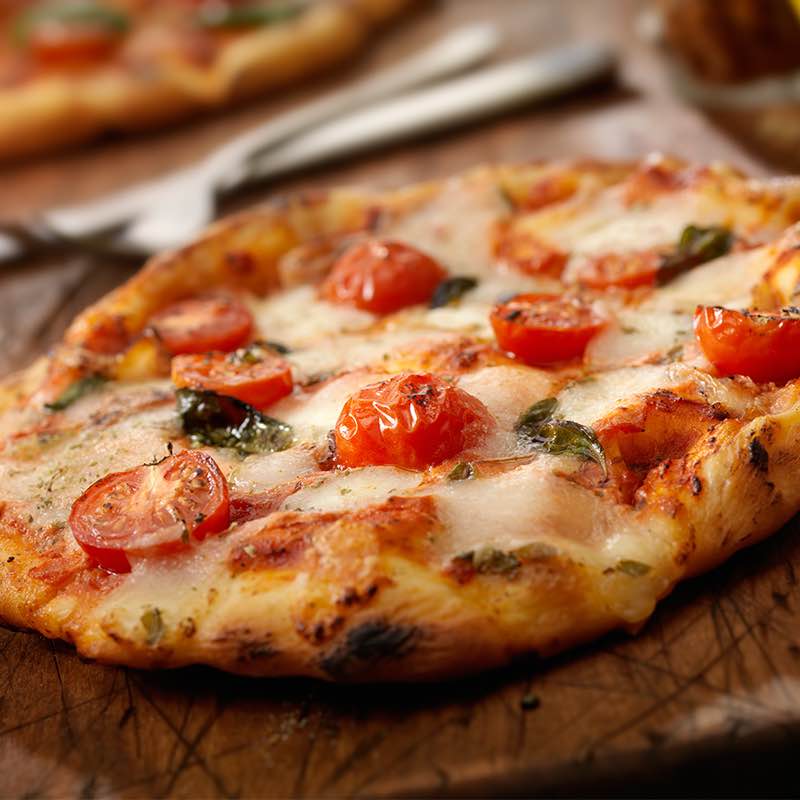 Pizza mit Mozzarella und Cherrytomaten