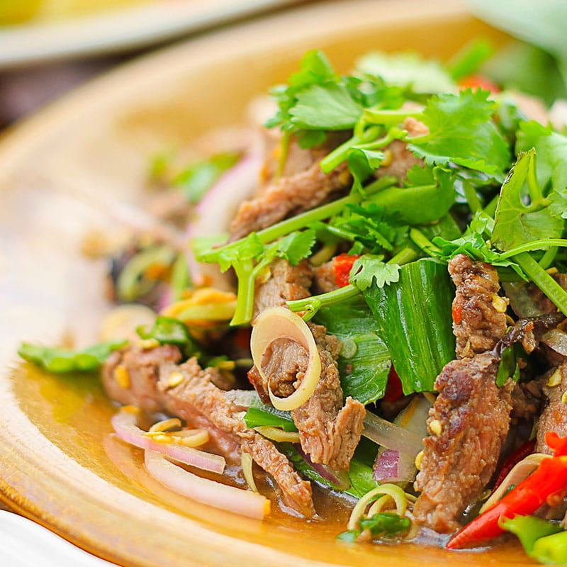 Thailändisches Rindfleisch auf Bohnensalat