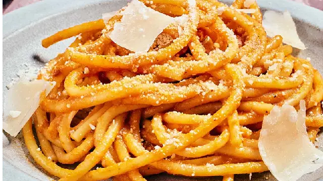 spaghetti with magic tomato sauce
