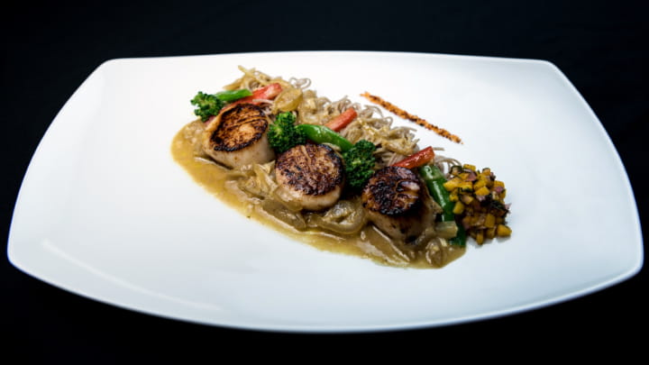 Seared Scallops in Green Curry Sauce with Mango Relish