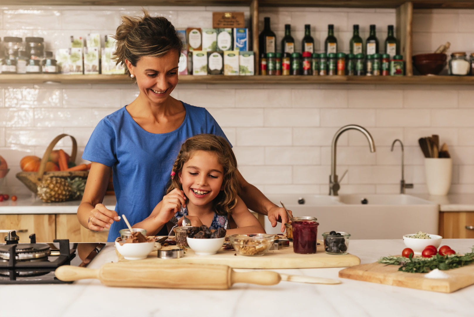 Сообщение на кухне мама. Итальянская мама на кухне. Маленькая улыбающаяся девочка с мамой на кухне. Мама на кухне Шушанна. Девушка с мамой на современной кухне.