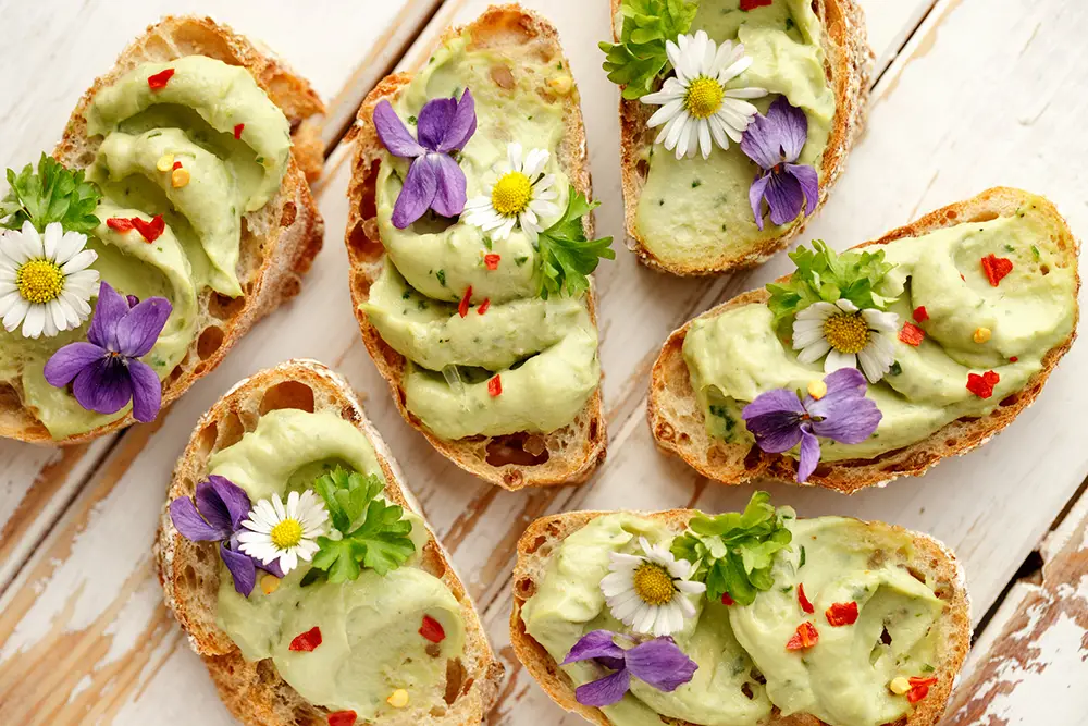 Avocado-toast-paste-with-edible-flowers-