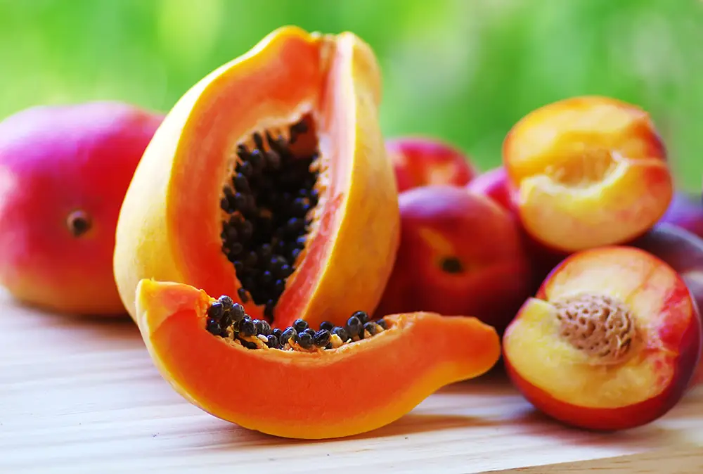 Sliced-Papaya-and-mangoes-fruits-on-the-table