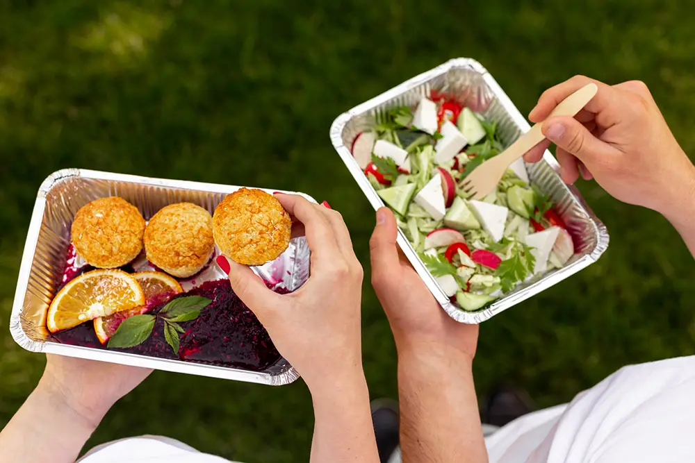 healthy-lunch-in-park-containers-packaging-convenience