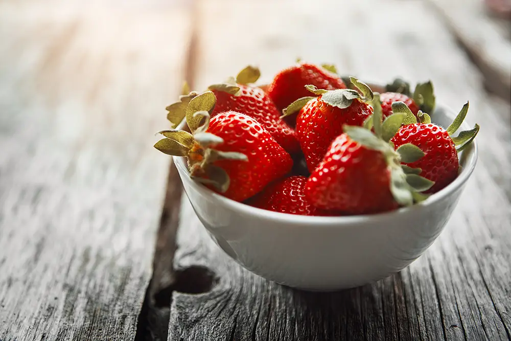 strawberries-in-white-bowl-email-header