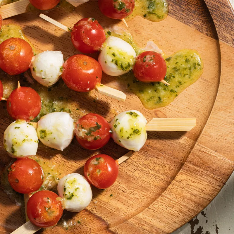 Brochettes caprese avec vinaigrette au basilic