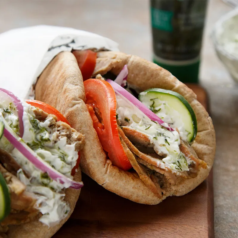 Gyros de dindon à l’ail et au persil avec sauce tzatziki
