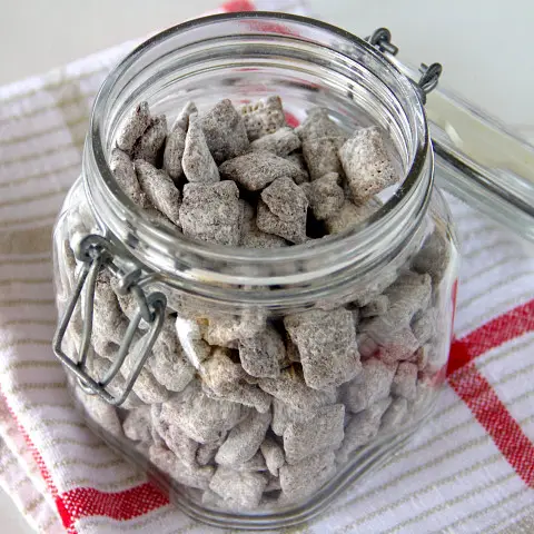 chocolate strawberry puppy chow