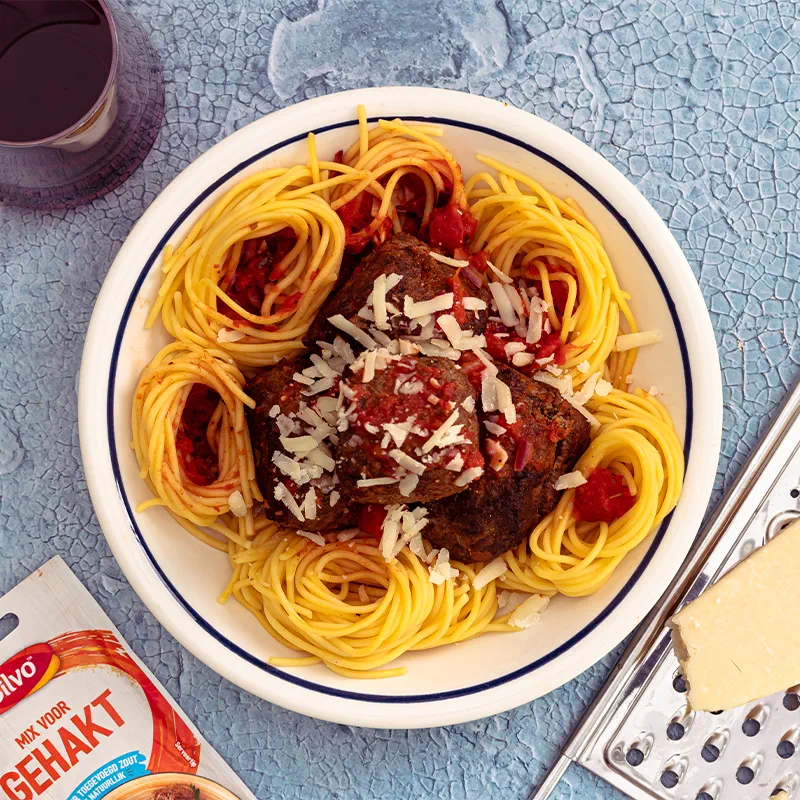 Spaghetti met gehaktballen in tomatensaus