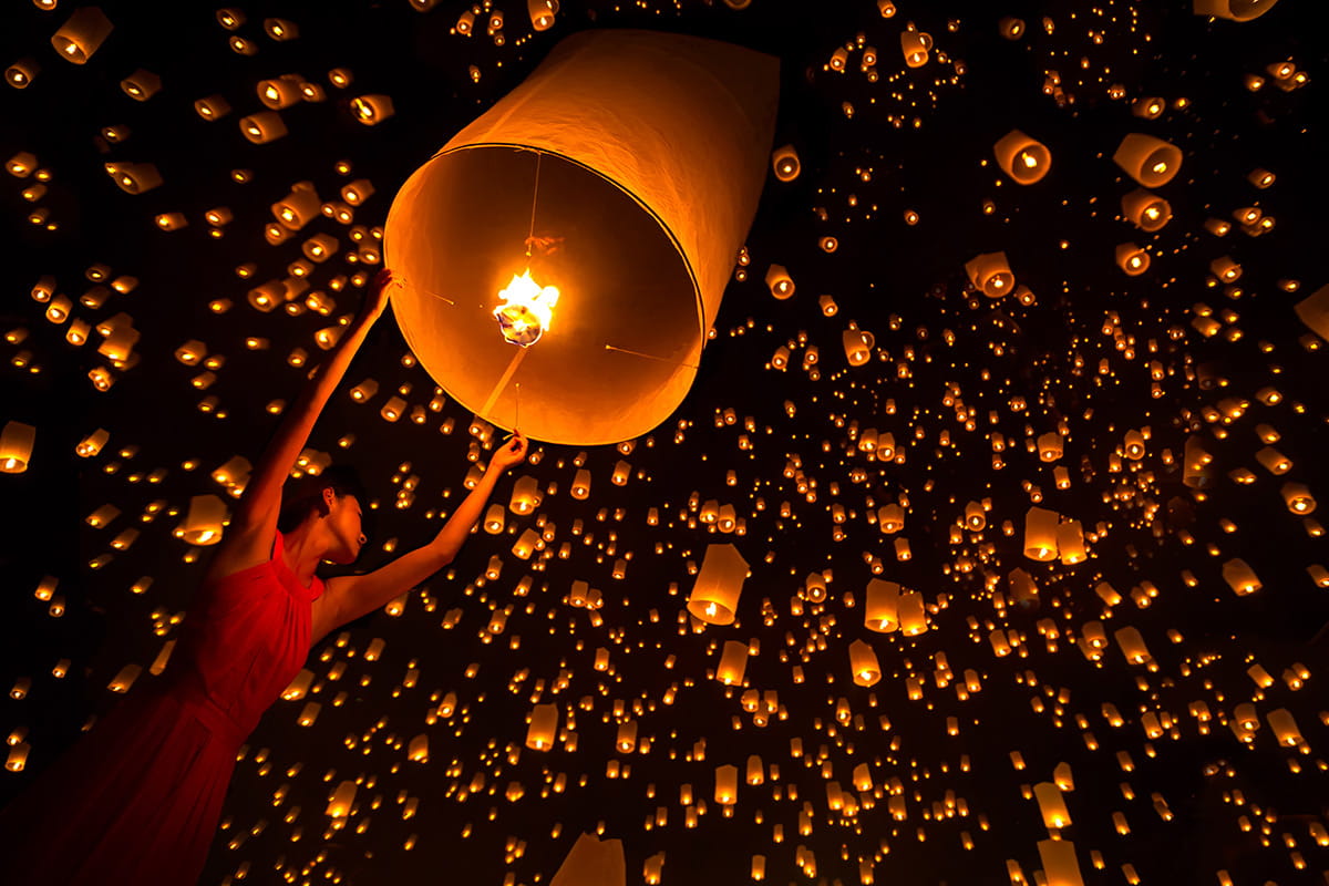 Feiern Sie Loi Krathong, das thailändische Lichterfest!
