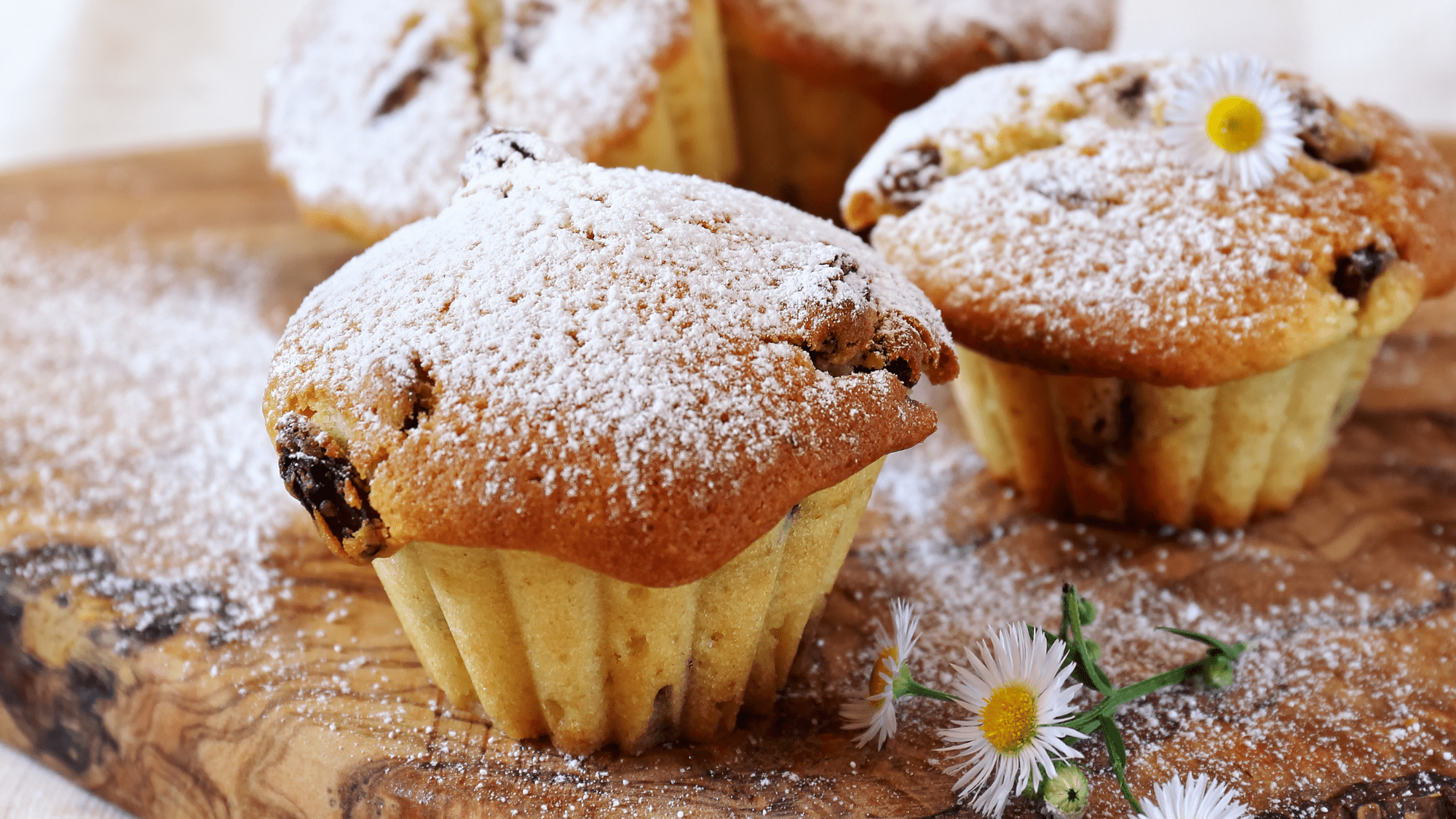 Muffins Aux Raisins Secs Sur Un Fond En Bois Cupcake Dans Un Moule
