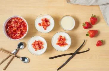 panna-cotta-au-yaourt-a-la-anille-et-aux-fraises_2000_1125