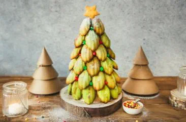 Kerstboommadeleines met amandelen en pistache